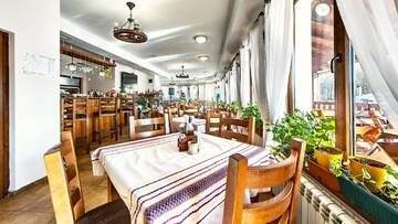 Фото Отель Family Hotel KrisBo г. Donkovtsi 2